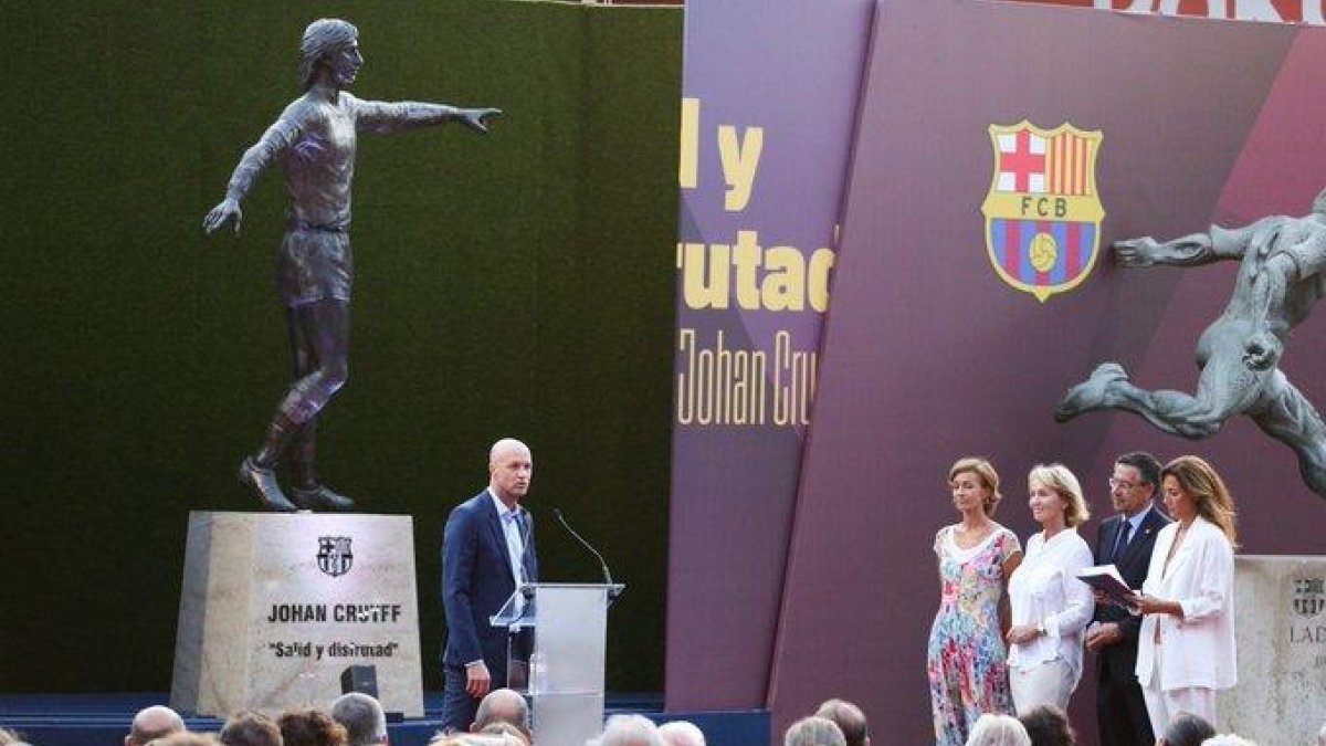 Jordi Cruyff parla en la inauguració de l’escultura del seu pare.