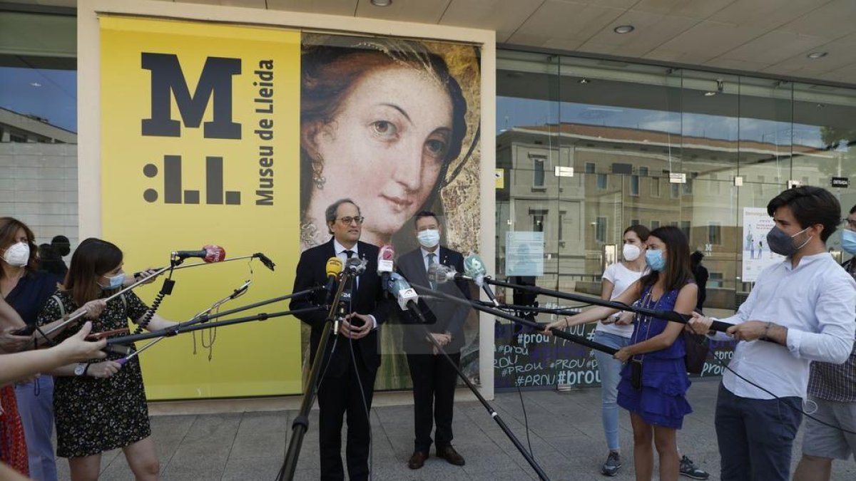 El presidente Torra atiende a los medios durante su visita al Museo de Lleida.