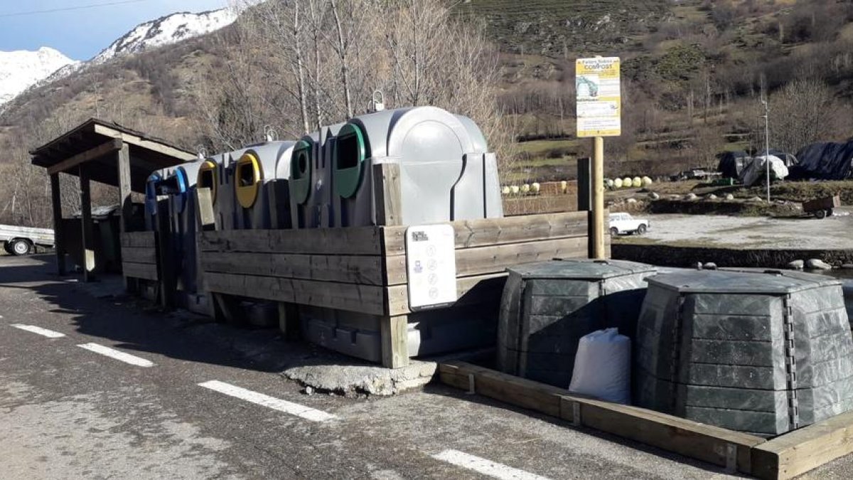 Imatge dels compostadors de matèria orgànica que s’han instal·lat a Isil.