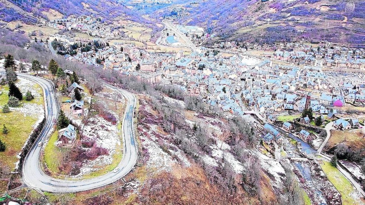 Imagen de archivo de la carretera N-230 a su paso por Vielha.