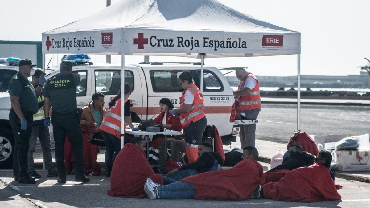 Nova onada de pasteres amb l’arribada de desenes de migrants