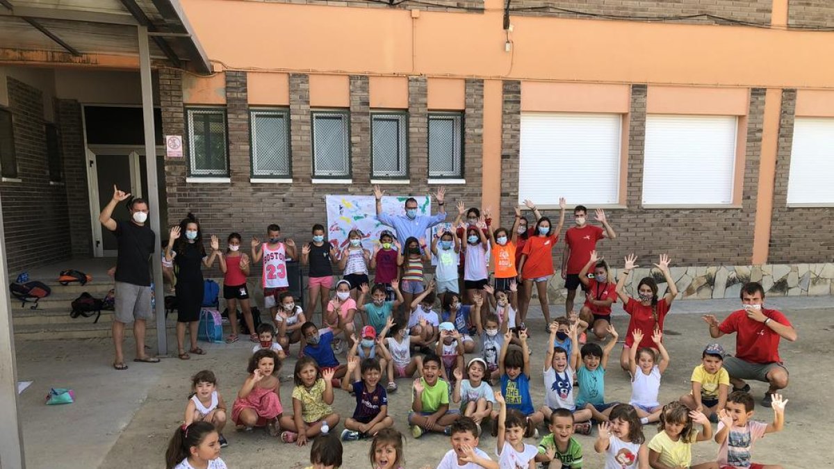 Els nens i nenes que participen aquesta setmana en els tallers amb Solsona, Pueyo i els monitors.