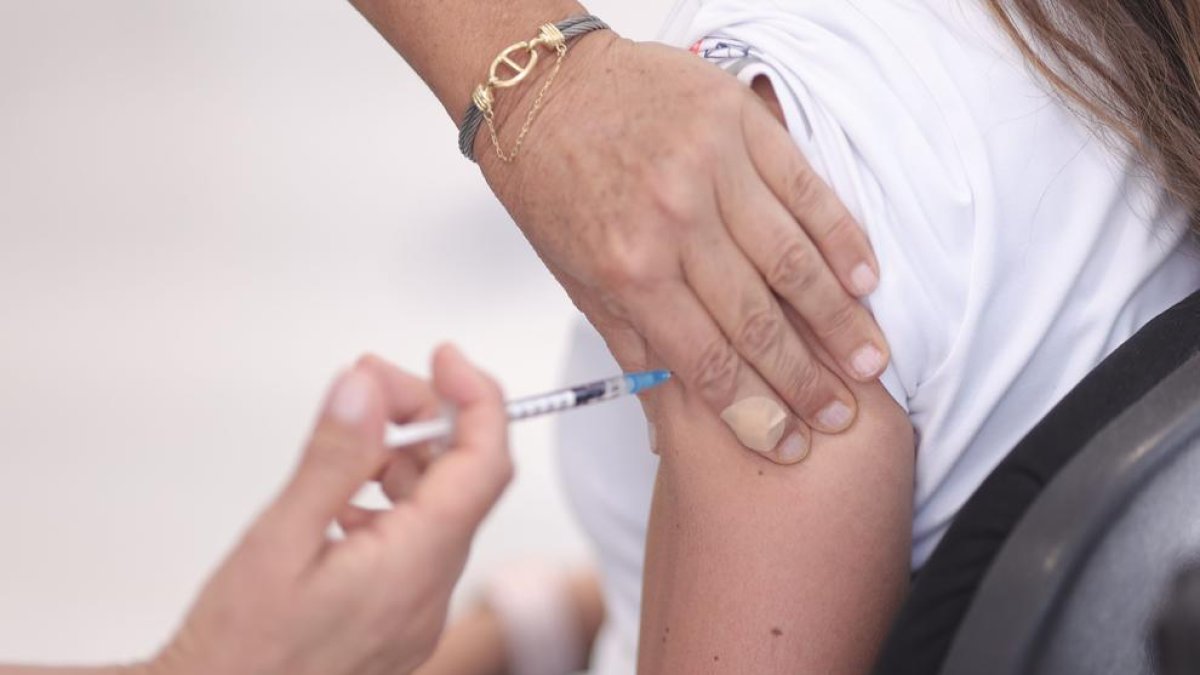 Un sanitario administra una vacuna contra la covid-19.