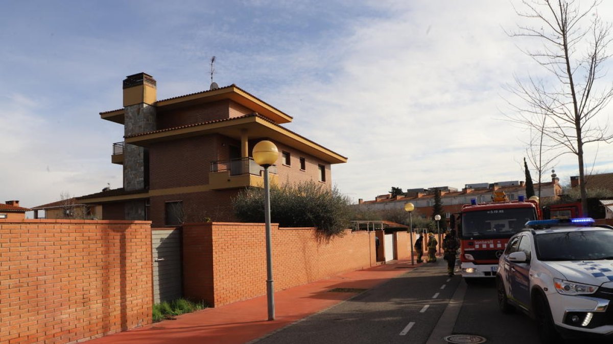 Incendis d'habitatges a Vila Montcada i al Secà, amb una ferida