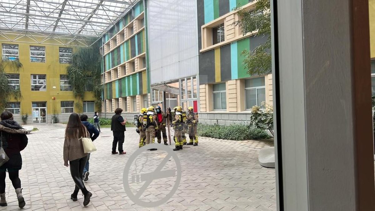 Hasta ocho dotaciones de los Bomberos han acudido al edificio H3 del Parque Científico.