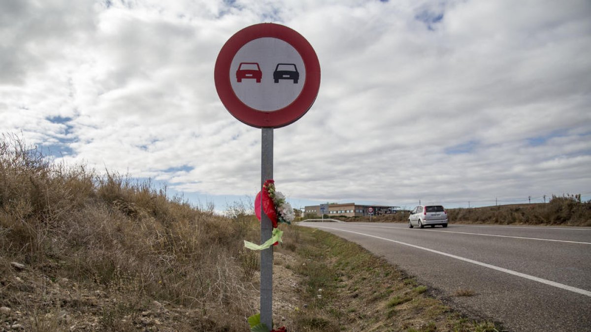Una ofrena floral situada després de l’encreuament de Corbins, a la carretera C-12.