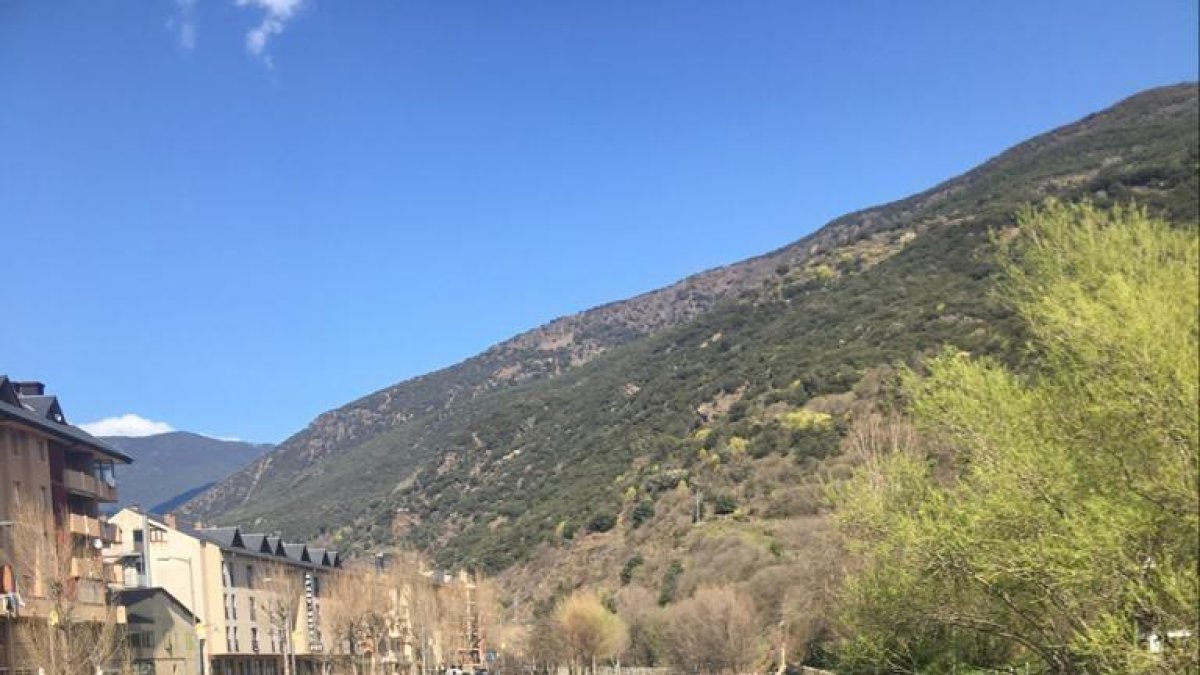 Imagen del río Noguera Pallaresa a su paso por Sort ayer, sin ninguna barca.