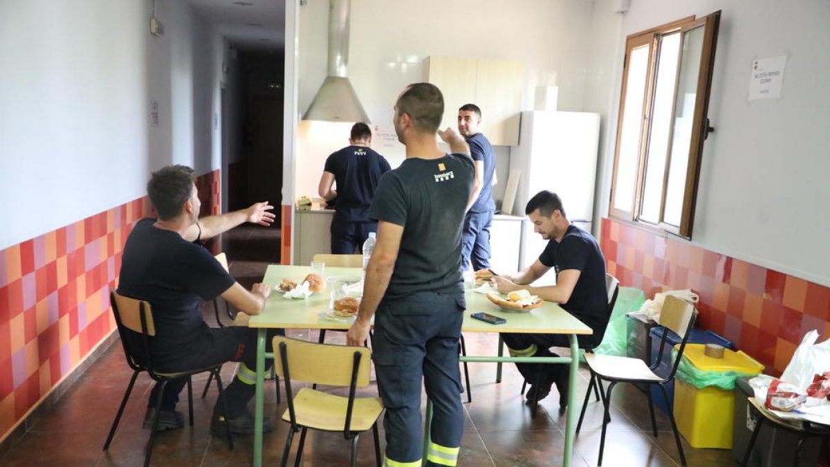 Bomberos de Seròs haciendo guardia ayer en el albergue municipal porque el parque está cerrado.