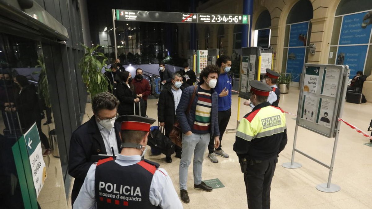 Policies sol·licitant la documentació a passatgers que van arribar ahir a la tarda a Lleida en AVE.