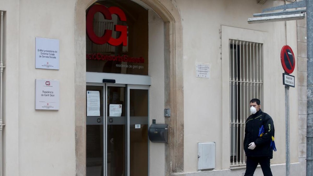 Acceso a la residencia de ancianos de Capellades en la que han muerto ya trece personas, ayer.
