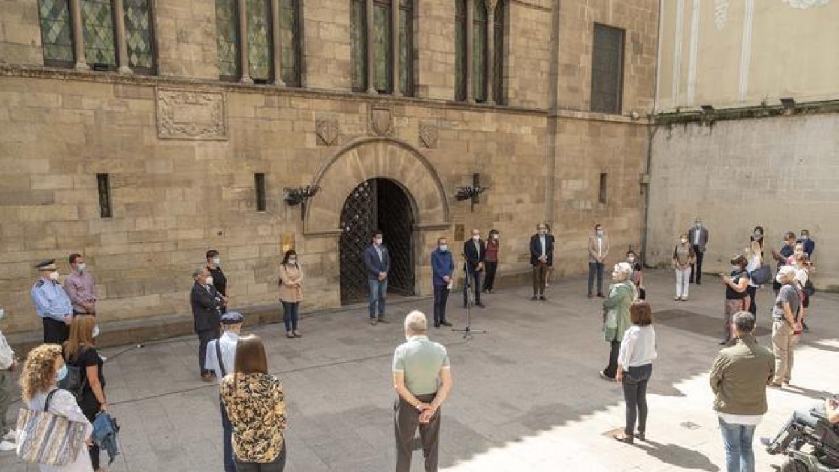 Minuto de silencia en la plaza Paeria en recuerdo de las víctimas de la pandemia