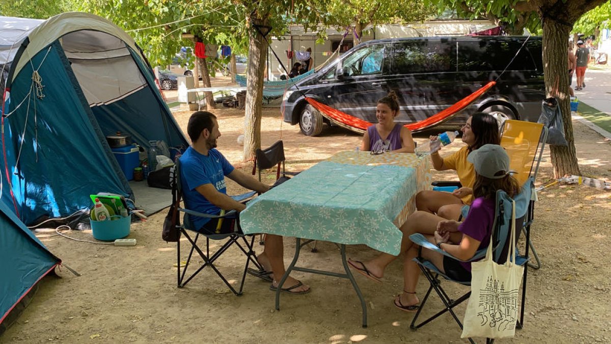 Un grupo de jóvenes que han llegado el viernes al Camping de la Vall d'Àger para pasar unos días de vacaciones.
