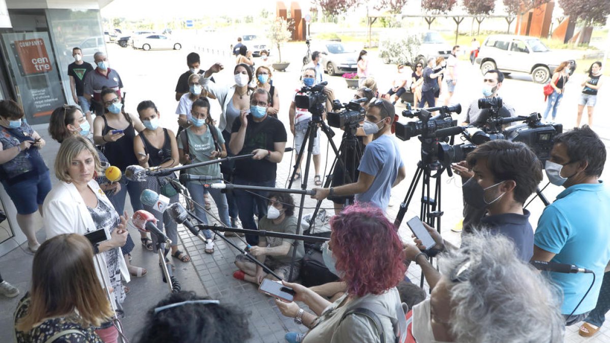 A la imatge, Vergés atén els mitjans davant l’hospital Arnau de Vilanova, al costat de la delegada de Salut, Divina Farreny.