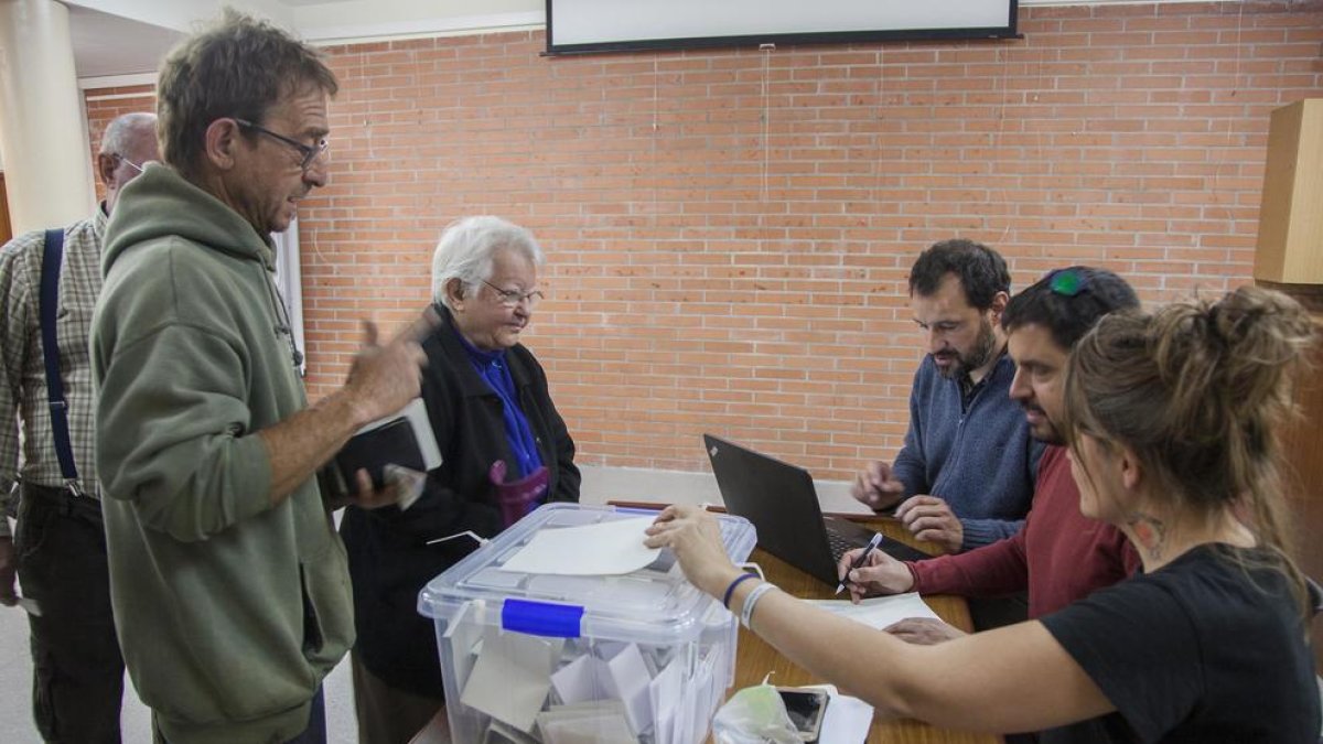 Els veïns van votar ahir al matí a Montblanquet, Rocallaura i Vallbona (a la imatge).