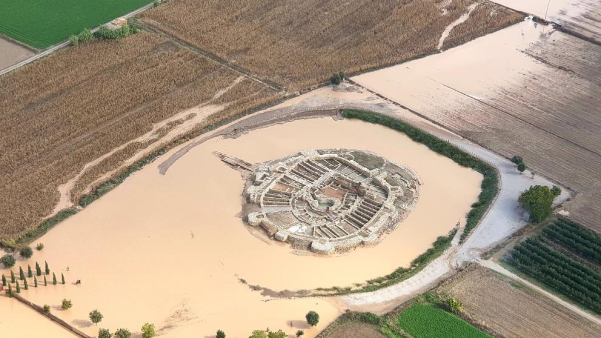 La fortaleza de Els Vilars de Arbeca, una isla ibérica en un mar de barro.