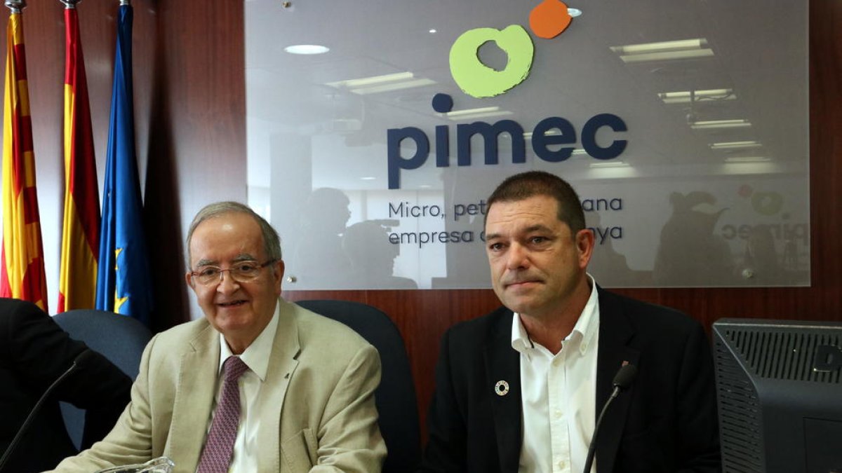 Josep Gonzàlez, y el secretario de Empresa de la Generalitat, Joaquim Ferrer, ayer en Barcelona.