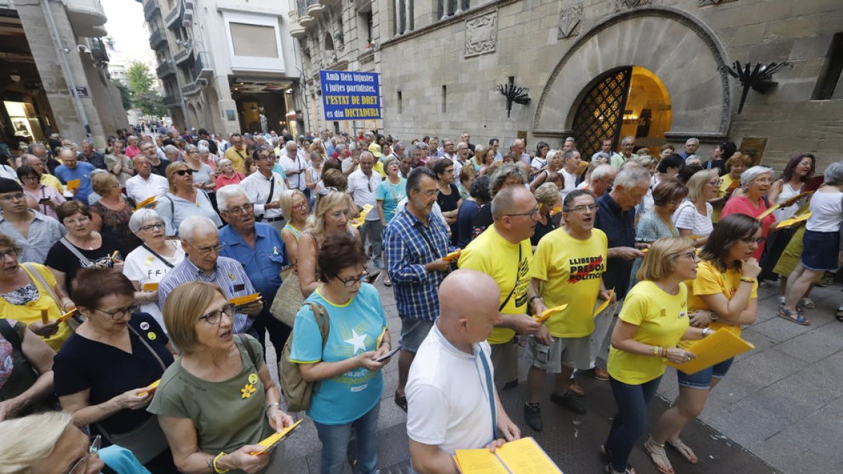 Com cada dilluns, ahir els cantaires es van reunir davant la Paeria per demanar la llibertat dels presos.