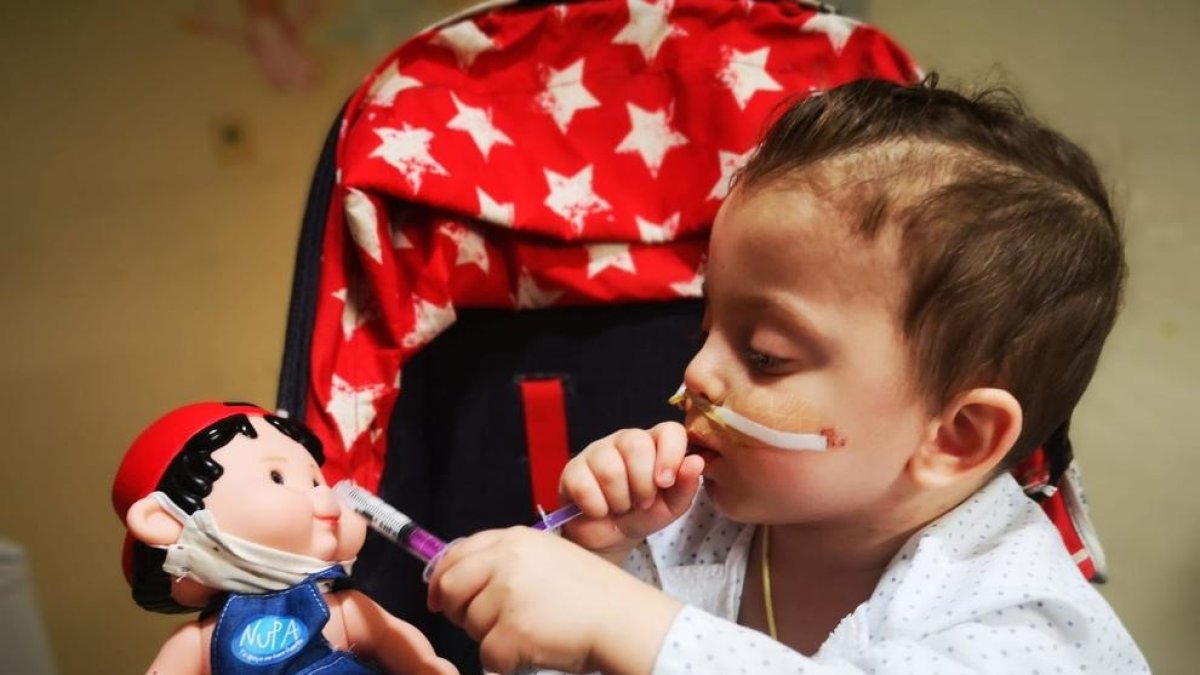 Víctor, el niño de tres años que ha superado un trasplante múltiple de seis órganos.