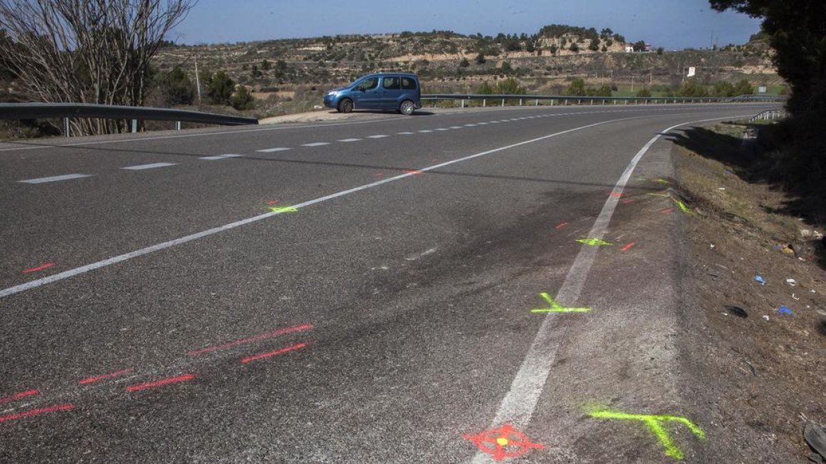 Vista del vehículo accidentado ayer al mediodía tras sufrir una espectacular salida de vía en la N-240 en Almacelles.