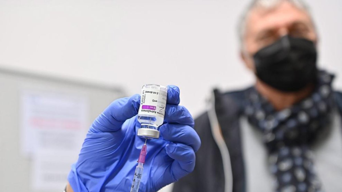 La gent més gran de 60 anys té més probabilitats d'ingressar a l'UCI per no vacunar-se, que patir una trombosi per la vacuna AstraZeneca.