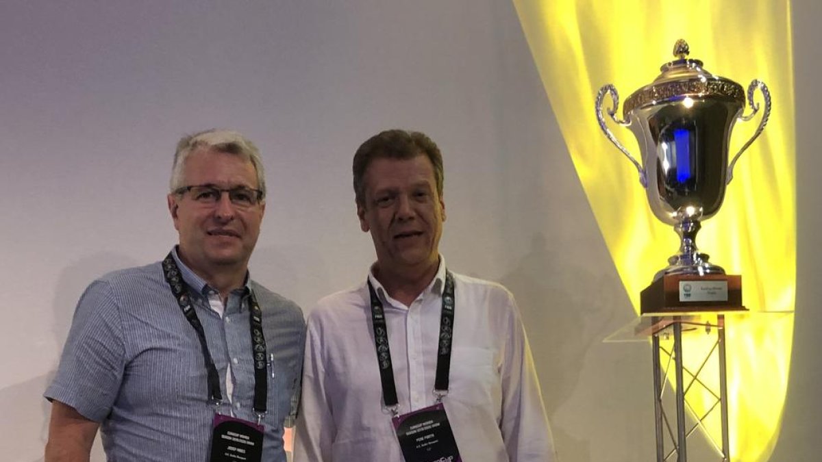 Pep Ribes y Pere Porta se fotografiaron junto a la copa.