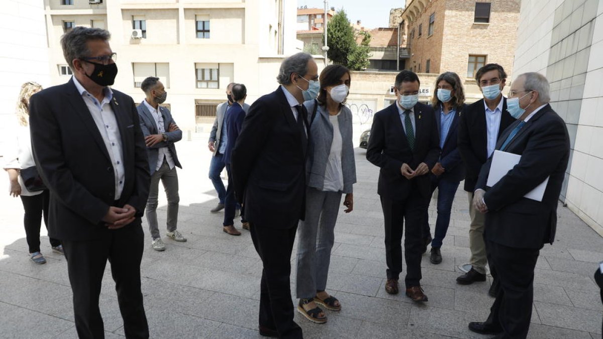 Torra saluda Antoni Gelonch a l’arribar al Museu al costat del president de la Diputació, Joan Talarn.