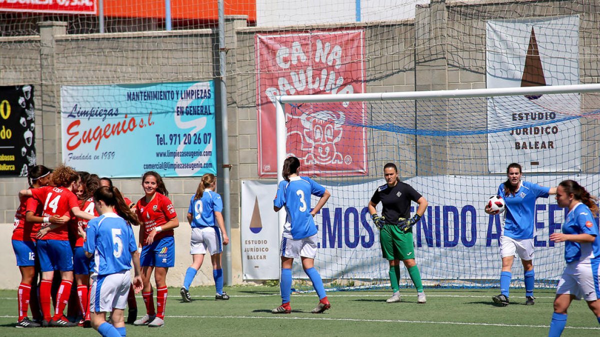Las jugadoras del Collerense celebrando uno de los goles que le dieron la victoria ayer en el encuentro ante el AEM.
