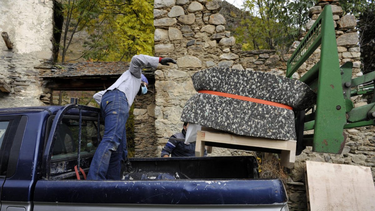 Trasllat dilluns passat de les dos piles de pedra de l’església en ruïnes d’Àrreu a la de Borén.