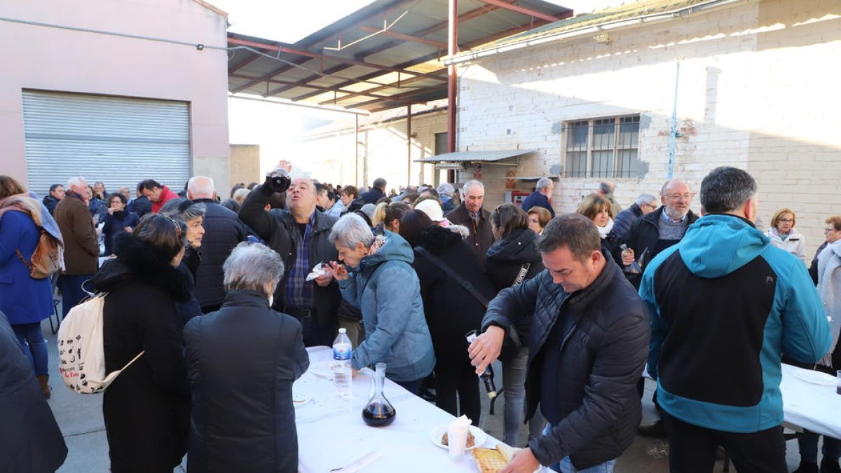 Visitantes degustando ayer el aceite de Juncosa.