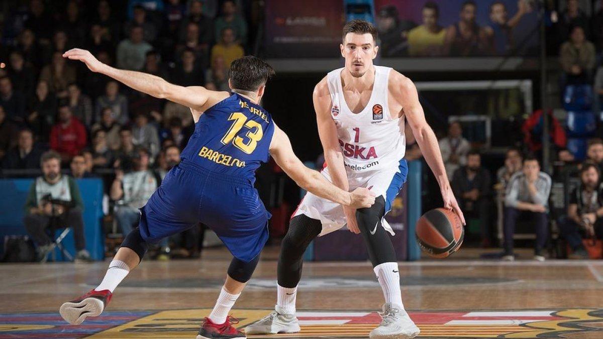 Nando de Colo bota la pilota davant d’Heurtel.