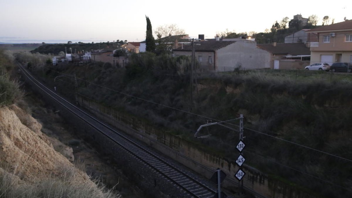 El talud que separa la vía del tren, a una cota inferior, de las casas de la calle Formigó de Raimat.
