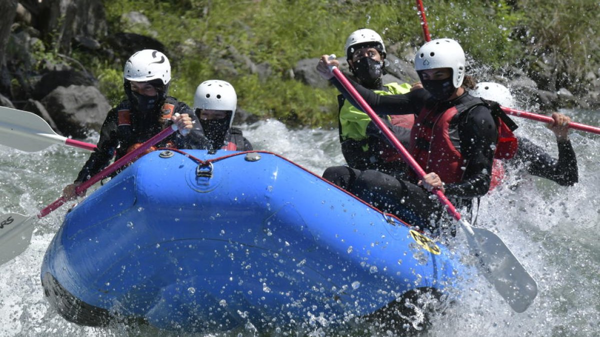 L’empresa La Rafting Company de Sort dóna mascaretes de neoprè als seus clients.