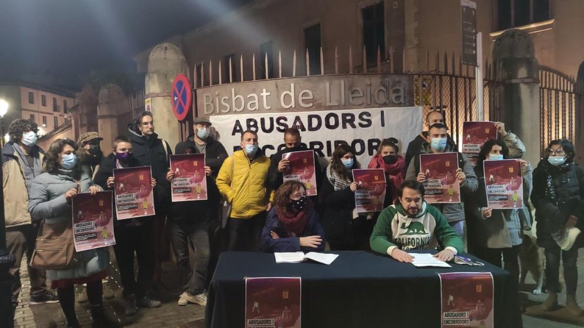 El Obispado de Lleida y los Mossos d'Esquadra acusan de amenazas a tres militantes de la organización Adelante
