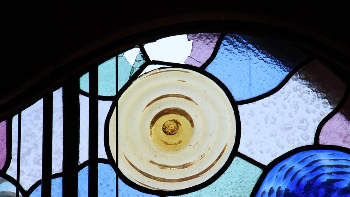 Vidriera de la Casa Batlló, en què els emplomats trencats són originals del 1906 i recentment restaurats.
