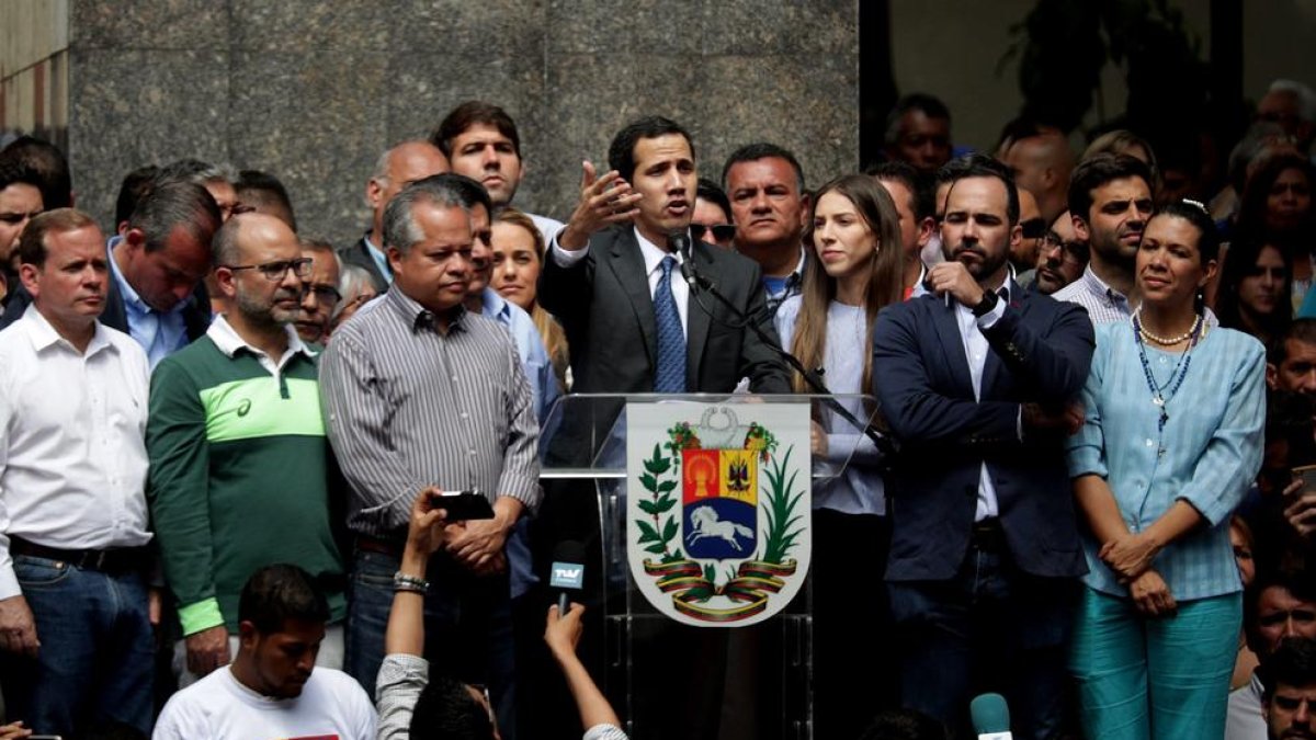 Guaidó va enviar ahir un missatge a l’Exèrcit perquè no es posi del costat de Maduro.