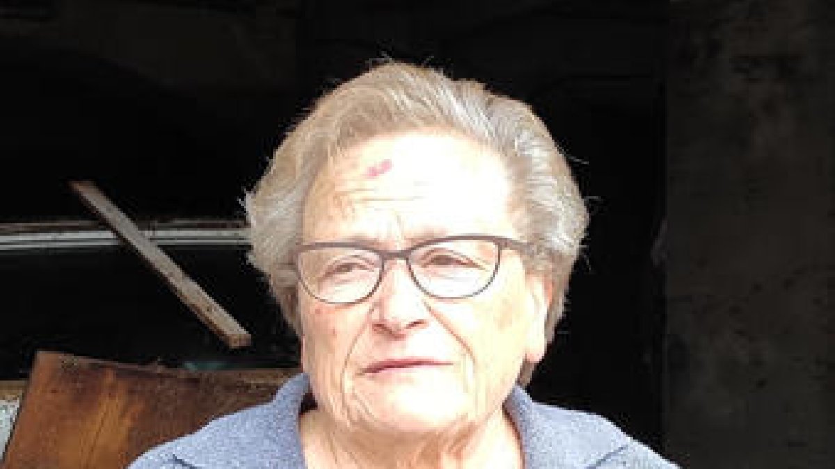 La cubierta del almacén de una empresa textil se derrumbo durante el temporal dejando el edificio en ruinas.