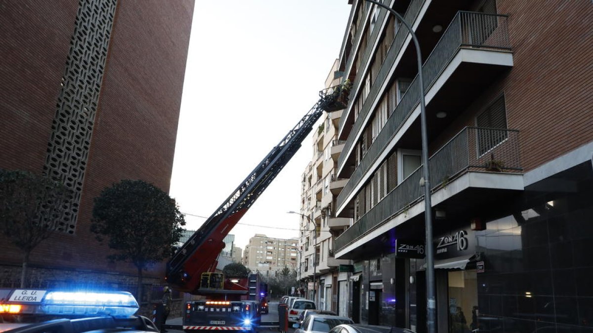 Los Bomberos retiraron un toldo en la calle Bisbe Messeguer.