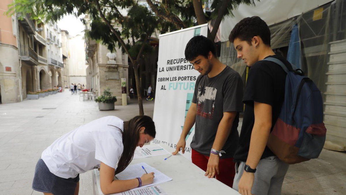 Recollida de firmes per promoure una ILP que redueixi les taxes universitàries