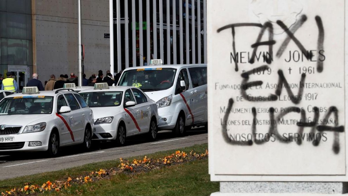 Desenes de taxis estacionats a les portes del recinte firal d’IFEMA, on se celebra Fitur.
