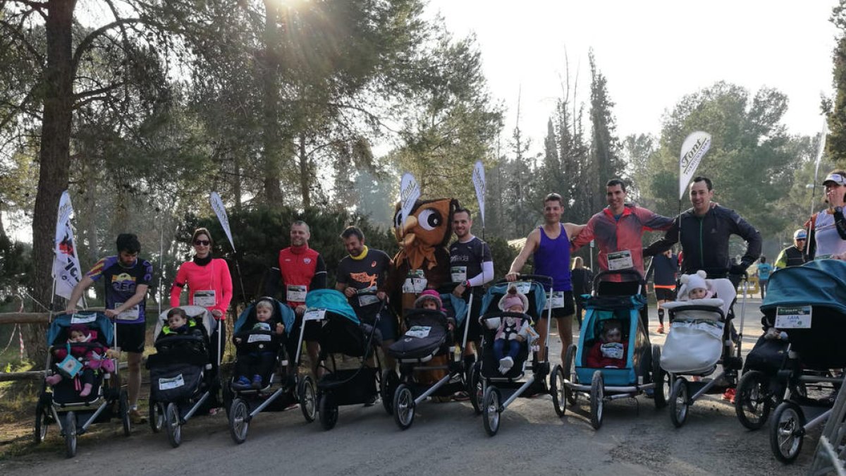 El grup de participants de la pionera cursa de carros de nadons abans de la prova.