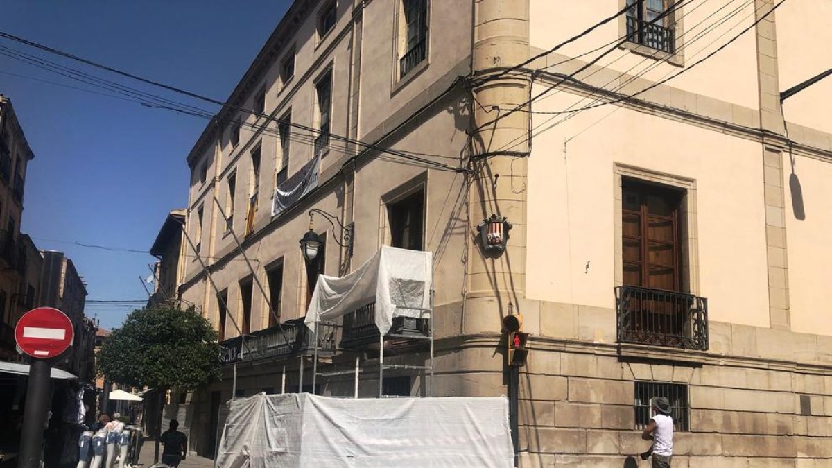Imagen de las obras contra posibles desprendimientos en la fachada del ayuntamiento de Les Borges.