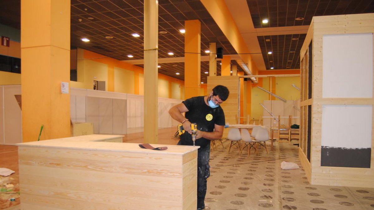 El montaje de los estands en el pabellón ferial.