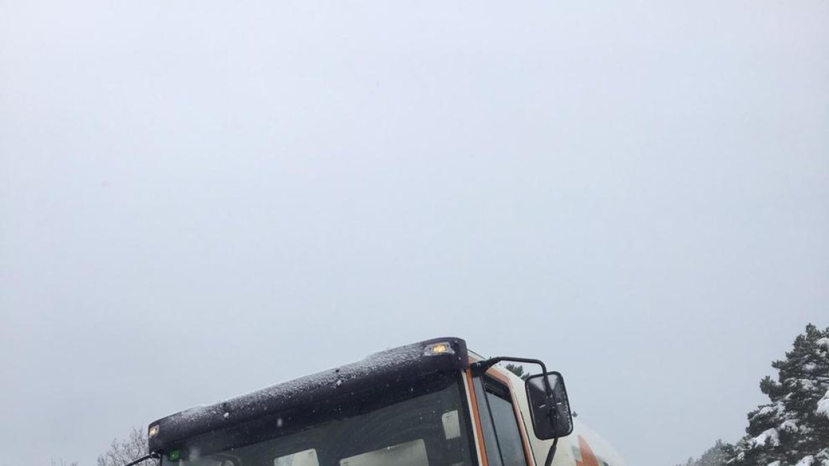 Vista del camió accidentat ahir a la carretera de Vilamòs.