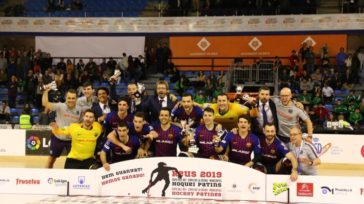 El Barça Lassa celebra la consecución de su vigésima tercera Copa del Rey, ayer en Reus.