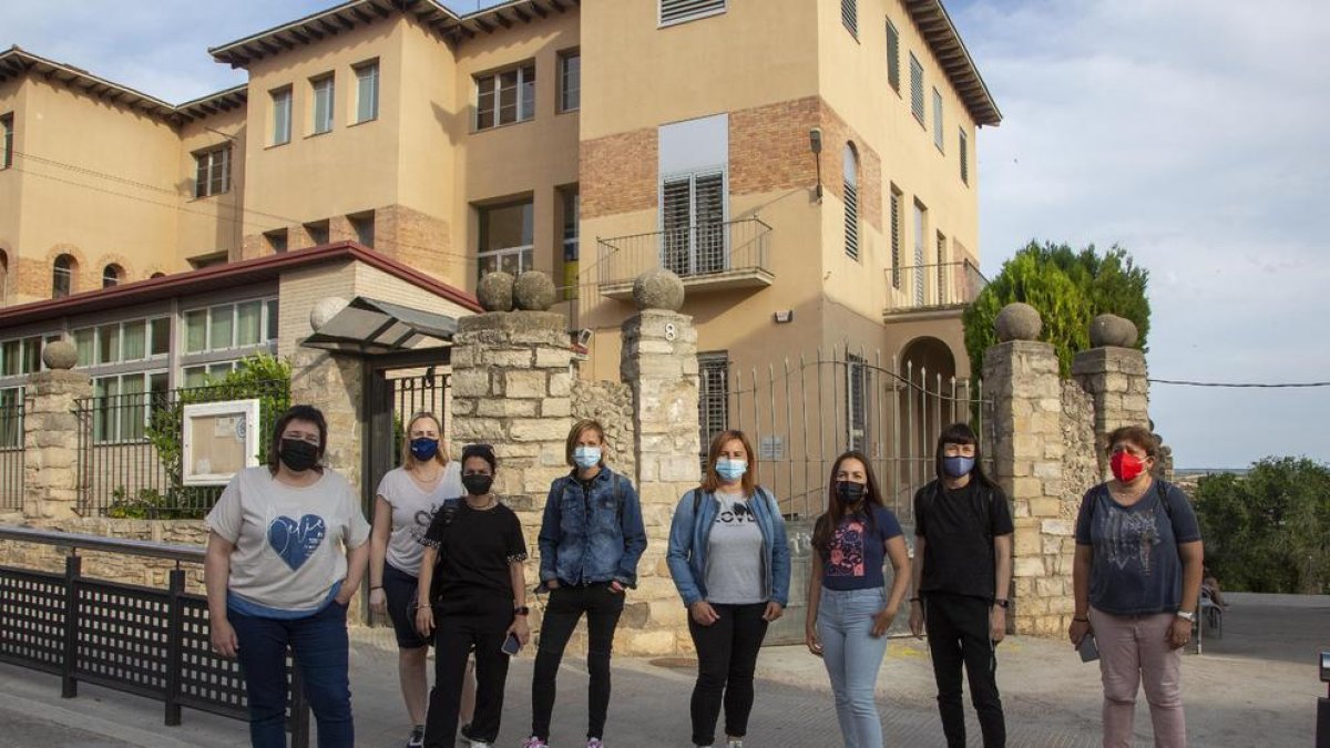 Madres de alumnos de sexto de Primaria de la escuela Jacint Verdaguer de Tàrrega que piden asistir al acto de final de ciclo de sus hijos.