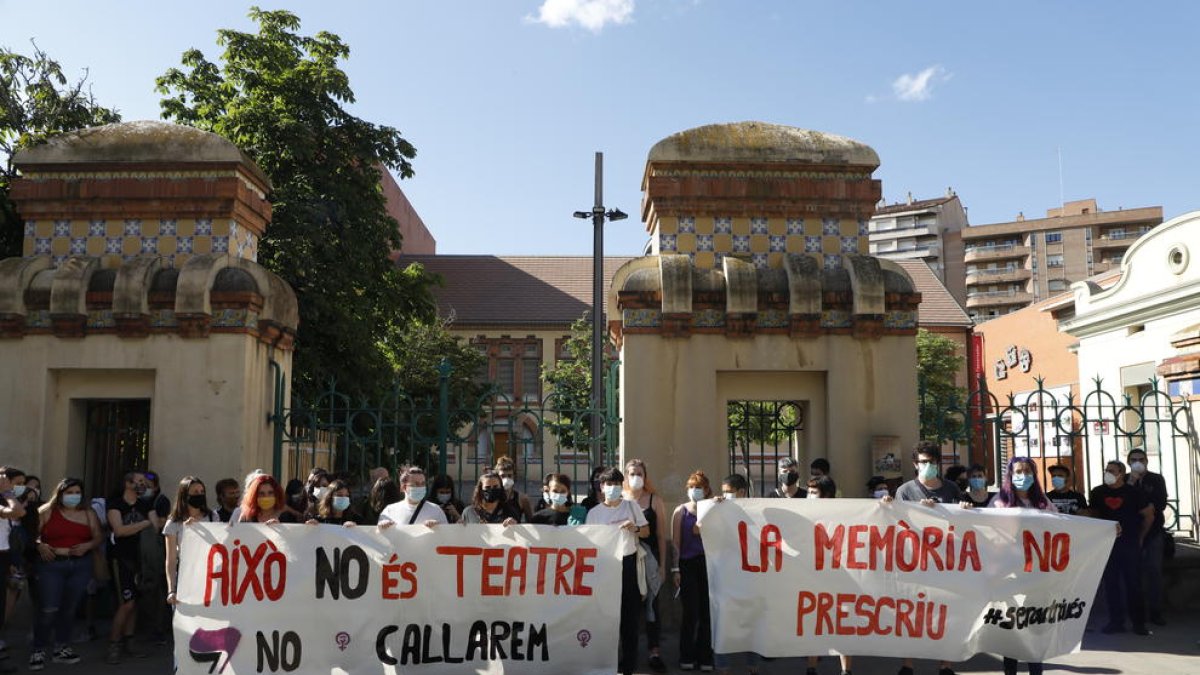 Lleida en pie de guerra por los casos del Aula - Más de sesenta personas se concentraron la semana pasada en la plaza Esteve Cuito de Lleida para que los supuestos casos de abusos sexuales en el Aula Municipal de Teatre no caigan en el olvido. C ...