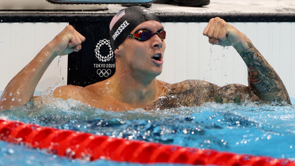 El estadounidense Caeleb Dressel celebra su victoria en los 50 libre para sumar su cuarto oro en Tokio.
