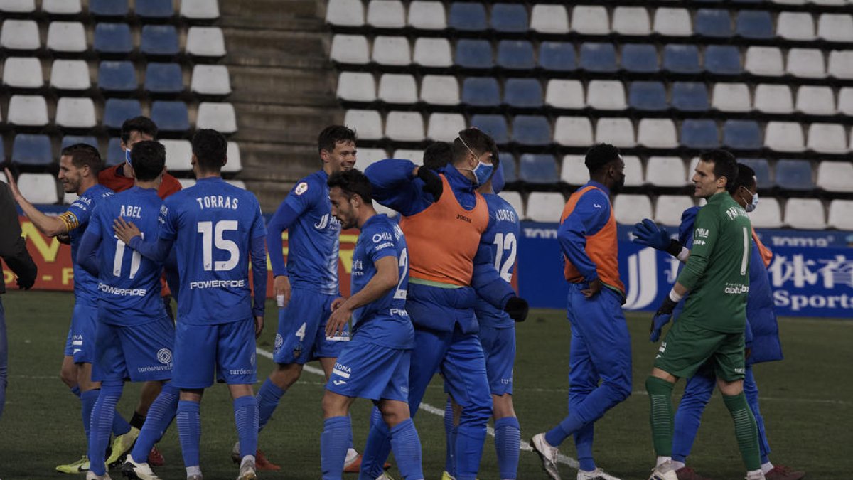 Jugadors del Lleida celebren el triomf contra el Badalona.
