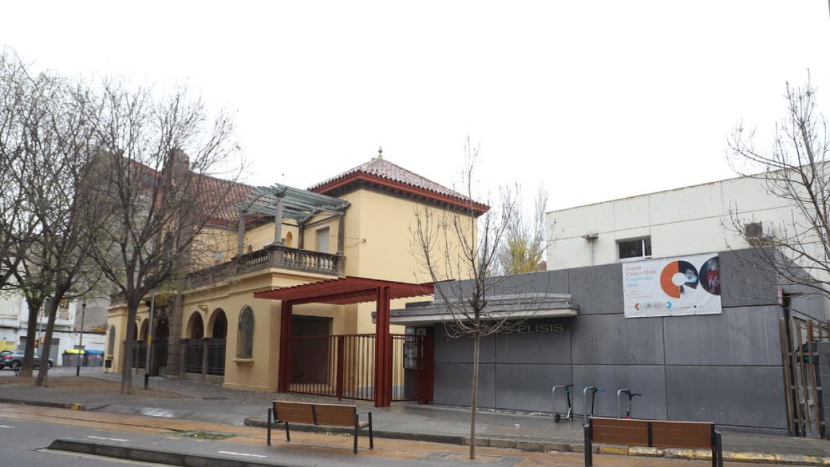 Vista del histórico edificio junto al colegio Camps Elisis.