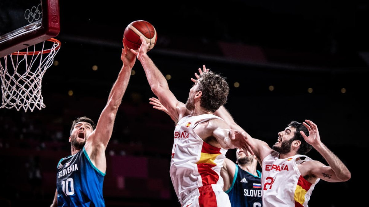 Pau Gasol i Tobey intenten capturar un rebot durant el partit d’ahir.